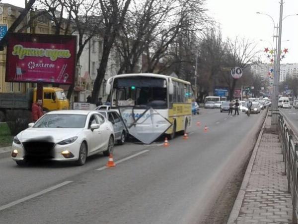  В Пятигорске на проспекте Калинина рейсовый автобус протаранил две легковушки, пострадал пассажир